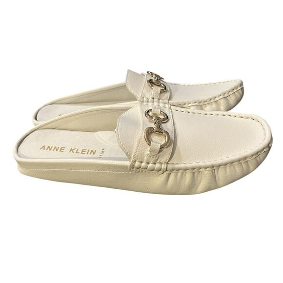NWOT Anne Klein Cooper Mule Shoe in White with Gold Adornment Size 9.5 - Picture 3 of 5